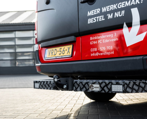 Treeplank voor bedrijfsbus door Garage Evers in Ederveen